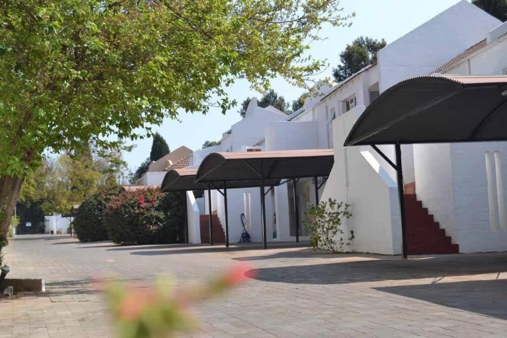 Daisy St -One Bedroom Apartment Johannesburg Exterior photo
